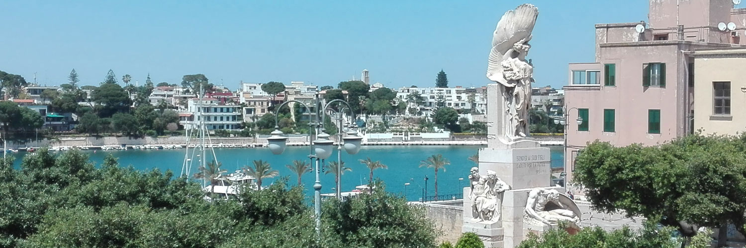 Brindisi, Monumento ai Caduti con sfondo sul porto.