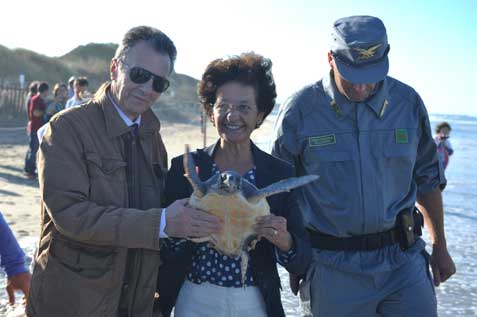 Il Comandante del Corpo Forestale dello Stato Dott. Antonio Flore e l’Assessore Regionale alla Qualità del Territorio (Urbanistica, Paesaggio, Aree Protette, Beni Culturali) Prof.ssa Angela Barbanente. Il Dirigente della Stazione Zoologica “Anton Dohrn” e Direttrice del Centro Recupero Tartarughe Marine di Napoli, Dott.ssa Flegra Bentivegna. 