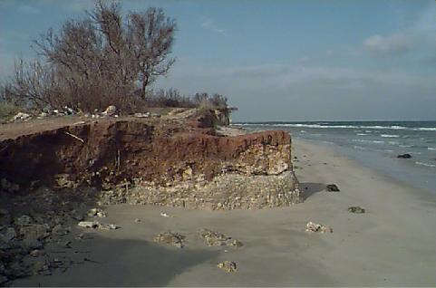 Erosione di tipo falesia. Apani - Brindisi