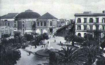 Piazza Cairoli e il vecchio teatro Verdi, foto d'epoca.